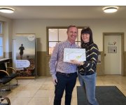 Christopher Thiem, Leiter des Service-Centers Coburg, gratuliert Eva Rose zum 25-jährigen Firmenjubiläum bei der BKK ProVita.