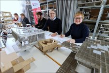 Thilo Gollan und Yvonne Plaul unterzeichnen den Mietvertrag für das neue Atelier auf dem Werftquartier Lübeck. Foto: Lutz Roeßler