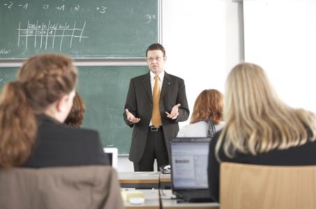 Studiengangsleiter Prof. Dr. Ralf Haderlein in einer Präsenzveranstaltung an der Hochschule Koblenz. Foto: ZFH