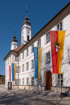 Kloster Irsee mit Fahnenschmuck.jpg