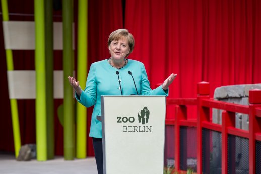 Bundeskanzlerin_DrAngelaMerkel_spricht_am_PandaGarden_ZooBerlin2017.jpg