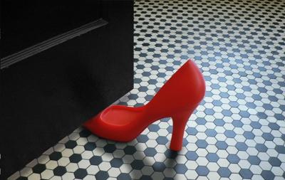 Platz 1 der deutschen Gift Charts – Foot in the door – der „Haute Couture“ Türstopper.