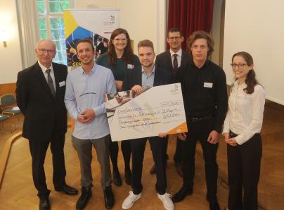 Das Team „fiber“ der Friedrich-Ebert-Schule Esslingen Cem-Tibor Cen, Yannick Schwarz und Jerome Fereirra freut sich mit der Jury