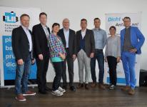 Achtfaches Engagement für die luftdichte Gebäudehülle:  der stellvertretende Vorsitzende des Fachverbands Luftdichtheit im Bauwesen e. V., Johannes Lötfering, Rüdiger Specht, Sabine Gülker, Wilfried Walther als Verbandsvorsitzender, die beiden Neuen im Gremium, Jan Helge Schröder und Stefan Hückstädt, sowie Stefanie Rolfsmeier und FLiB-Geschäftsführer Oliver Solcher (von links nach rechts) / Foto: FLiB e.V.