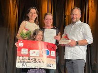Dr. Simone Born mit Tochter, Charlotte Riexinger und Dr. Björn Bergau bei der Preisverleihung (v.l.), Bildquelle: Sonja Görgen, Städtisches Klinikum Karlsruhe