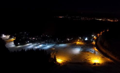 Luftaufnahme des Fallbachhang Oberhof bei Nacht