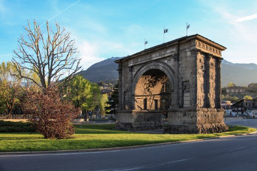 1) Aosta Arco d'Augusto (Foto Enrico Romanzi).jpg