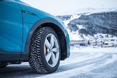 Der neue Pirelli Ice Zero 2 Spikereifen wurde für extreme winterliche Straßenverhältnisse entwickelt. Montiert an zahlreichen Audi e-tron beweist er in Åre, dass er zudem die speziellen Ansprüche eines modernen Elektroautos optimal erfüllt