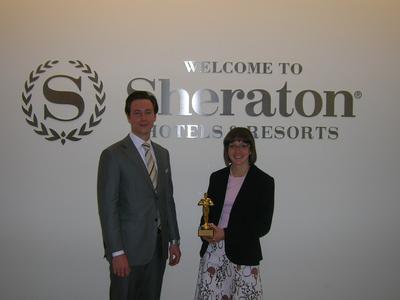 Sheraton Frankfurt Hotel & Towers: Kathrin Settele (Accounts Payable Supervisor) und Floris Elshof (Director of Guest Services) mit der Auszeichnung "Six Sigma Innovationspreis" 2007
