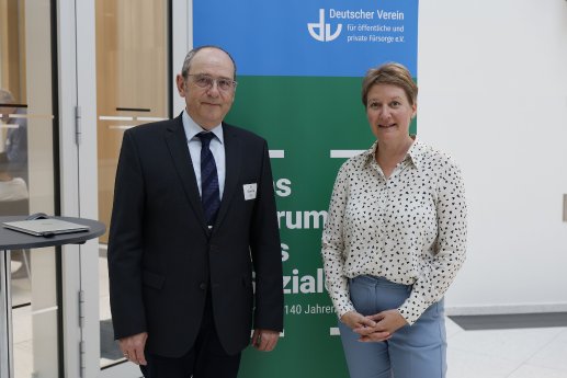 Dr. Sven-Olaf Obst (BMBFSFJ) und DV-Geschäftsführerin Nora Schmidt_Copyright_Deutscher_Verein_Ho.jpg