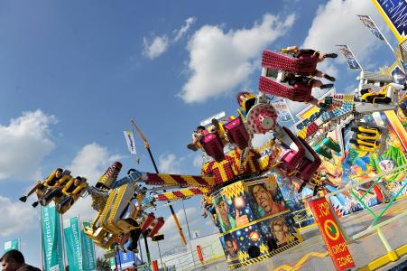 Beim Rundfahrgeschäft „Techno Power“ - dem schnellsten Karussell in Europa - können Besucher im 90° Winkel zu angesagten Hits im eigens entwickelten Soundsystem den Rausch der Geschwindigkeit erleben. Foto: Fotowerbung Bernhard