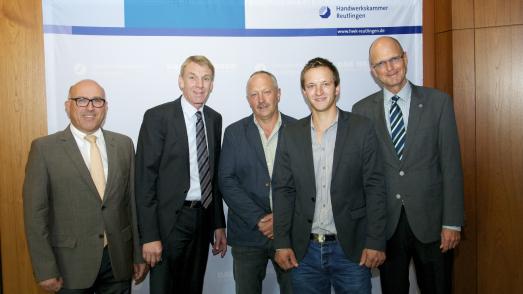 Matthias Schatz (2. von rechts) und Vater Hermann Schatz mit Kammerpräsident Harald Herrmann, Hauptgeschäftsführer Dr. Joachim Eisert (rechts) und dessen Stellvertreter Rainer Neth (links) / Foto: Handwerkskammer
