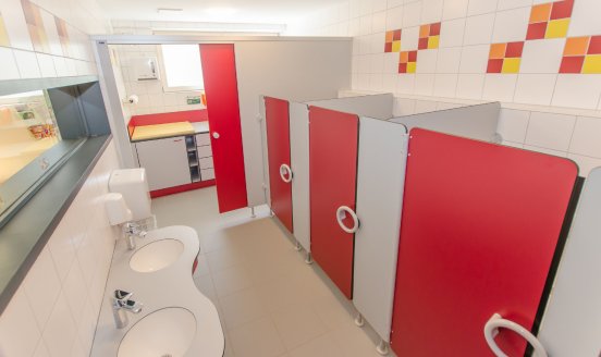 WC-Trennwand und Waschplätze in rot.jpg