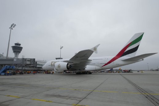 Emirates_A380_Flugzeug am Gate.jpg