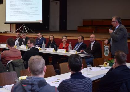 Erster Kreisbeigeordneter Dr. Jens Mischak (CDU) (von links), Landrat Manfred Görig (SPD), Andreas Kornmann, Kreislandwirt und Gebietsagrarausschussvorsitzender, Anja Püchner, Amtsleiterin des Amtes für Wirtschaft und den ländlichen Raum, Annette Enders, Abteilungsleiterin Landwirtschaft im HMUKLV, Referatsleiter Dr. Andreas Cromm, und Volker Lein, stellvertretender Kreislandwirt hören den Ausführungen von Ronny Mohr, Sachgebietsleiter Landwirtschaft und Agrarförderung, zu. Auch der CDU-Landtagsabgeordnete Michael Ruhl (vierter von links) war in Frischborn zu Gast.