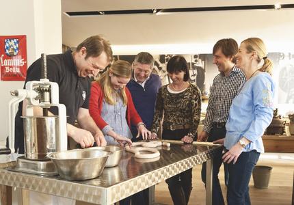Die „Wissenschaft“ von der Weißwurst: Nach der „Vorlesung“ über die Geschichte der Weißwurst dürfen die Seminarteilnehmer in Deutschlands erster „Weißwurst-Akademie“ in Neumarkt in der Oberpfalz selbst aktiv werden – und in der Metzgerstube ihre eigenen Würste herstellen. Foto: obx-news