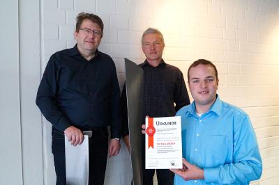 Patrick Gerken, Maschinenbau-Absolvent der Hochschule Osnabrück, erhielt den 1. Deutschlandpreis des Fachbereichstags Maschinenbau 2018. Zu seinem Erfolg gratulierten ihm die beiden Betreuer seiner Abschlussarbeit, Prof. Dr. Christoph Richter (links) und Prof. Dr. Reinhard Schmidt (Foto: Hochschule Osnabrück / Elisa Stock)