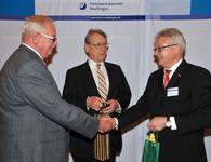 Vizepräsident a. D. Traugott Feder (links) und Präsident a. D. Joachim Möhrle (Mitte) werden von dem alten und neuen Vizepräsidenten August Wannenmacher (rechts) verabschiedet