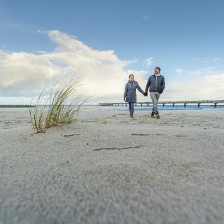Die Broschüre nimmt Leserinnen und Leser mit auf eine Herbst- und Winterreise durch die Region zwischen Glücksburg und Travemünde sowie in die Holsteinische Schweiz. Bild: www.ostsee-schleswig-holstein.de / Oliver Franke