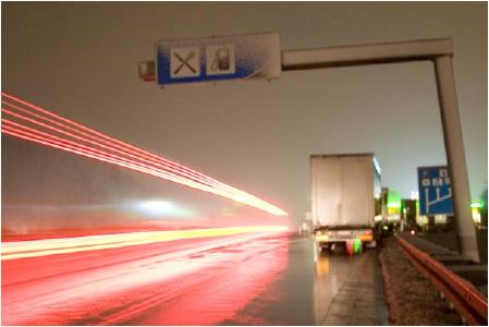 Lkws parken in überfüllten Autobahn-Raststätten bis in die Autobahn hinein mit der Folge regelmäßiger tragischer Auffahr-Unfälle