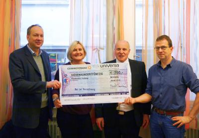 Spende für einen guten Zweck. Im Bild (v.l.): Richard Matern, Abteilungsleiter Caritasverband, Angela Hanke und Bezirksdirektor Rolf Haberstroh von der uniVersa Filialdirektion Baden-Württemberg sowie Willibert Bongartz, Leiter der Pflasterstub´, Foto: uniVersa
