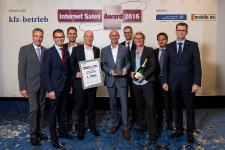 (v.l.n.r.) Wolfgang Michel (»kfz-betrieb«), Stefan N. Quary (Skoda), Frederik Altrock (mobile.de), Carl Biedermann (Koch Gruppe Automobile AG), Thomas Koch (Koch Gruppe Automobile AG), Frank Ehlert (BDK), Kristin Leschinski (Koch Gruppe Automobile AG), Dominik Schäfer-Elmayer (BDK) und René Bock (Mazda) (Foto: Bausewein)