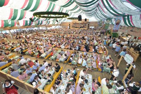 Komfort pur: Das Gäubodenvolksfest in Straubing bietet mehr als 26.500 extra bequeme Sitzplätze auf Bänken mit Rückenlehnen und erhöhte Boxenbereiche in sieben Bierzelten. Foto: Fotowerbung Bernhard