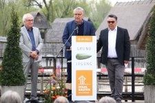 V.l.r.: Edgar Lamm vom Pfahlbaumuseum, Staatssekretär Arne Braun,  Wolgang Müller vom Pfahlbaumuseum 