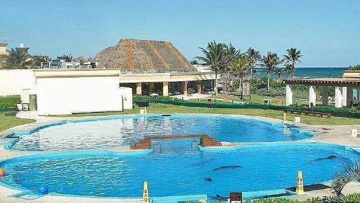 Der Delfinpool im Gran Bahia Principe Tulum Hotel in Mexiko - wenige Meter vom natürlichen Lebensraum der Meeressäuger entfernt