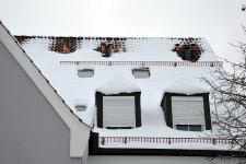 Das Problem bei vielen Dächern ist nicht der Schnee auf den Solarmodulen sondern die Durchdringungen der Leitungen der Solarmodule und Lüfterrohre.