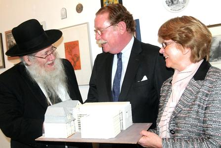 So könnte das neue jüdische Zentrum in Regensburg aussehen: Rabbi Josef Chaim Bloch, der Regensburger Bundestagsabgeordnete Philipp Graf von und zu Lerchenfeld und die Vorsitzende der Jüdischen Gemeinde in Regensburg, Ilse Danziger, (v.l.) mit einem Vorentwurf für den geplanten Neubau. Derzeit läuft ein Architektenwettbewerb. Im Sommer soll der Sieger feststehen. Foto: obx-news