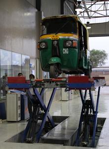 Ein Klassiker zur Eröffnung am Dienstag, 19. Juni: Als eines der ersten Fahrzeuge in der neuen Prüfstation von TÜV SÜD in New Delhi wurde ein TucTuc einem Technik-Check unterzogen / Foto: TÜV SÜD