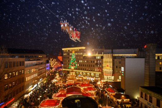 Weihnachtsmarkt_Fliegender Weihnachtsmann_Nachweis Stadt Bochum, Lutz Leitmann.jpg