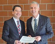 Der Bürgermeister von Bad Wildbad Klaus Mack (links) und Christopher Krull, Geschäftsführer der Schwarzwald Tourismus GmbH, zeigen Initiative um den 