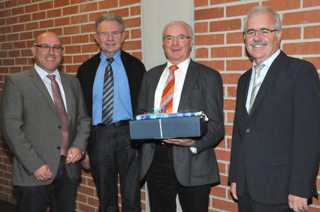 Engagierter Prüfer: Helmut Weinmann (3.v.l.), Rainer Neth, Manfred Wildmann und Karl Wagner, Leiter der Meisterprüfungsabteilung der Handwerkskammer Reutlingen (v.l.n.r.) (Foto: Handwerkskammer)