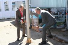 Mannheims Oberbürgermeister Dr. Peter Kurz (rechts) und der Präsident der Handwerkskammer Mannheim Rhein-Neckar-Odenwald, Alois Jöst, (links) setzen gemeinsam den Maibaum für den Maimarkt 2018 (Bild: Handwerkskammer Mannheim-Rhein-Neckar-Odenwald)
