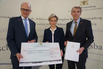 Wirtschaftsministerin Dr. Nicole Hoffmeister-Kraut (Mitte) überreichte Hauptgeschäftsführer Dr. Joachim Eisert (links) und Präsident Harald Herrmann (rechts) den Bewilligungsbescheid für den Neubau sowie die Modernisierung und Umstrukturierung der Bildungsakademie der Handwerkskammer Reutlingen in Tübingen. Foto: Ministerium für Wirtschaft, Arbeit und Wohnungsbau Baden-Württemberg