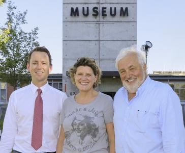 (© Foto: hl-studios, Erlangen. v.l.): Vorstand der Stiftergemeinschaft Museum Industriekultur, Maximilian Schmitt, Christine Bruchmann und Peter Riedhammer