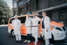 (v. l. n. r): Dr. Harald Löw, Ärztlicher Direktor und Chefarzt der Klinik für Unfall- und Gelenkchirurgie, Dr. Tobias Strapatsas, Chefarzt der Zentralen Notaufnahme, Dr. Jörg Schuster, Oberarzt der Klinik für Unfall- und Gelenkchirurgie, und Dr. Sabine Ke