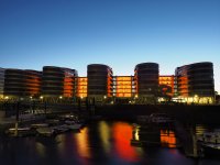 Novitas BKK leuchtet für Frauen orange.