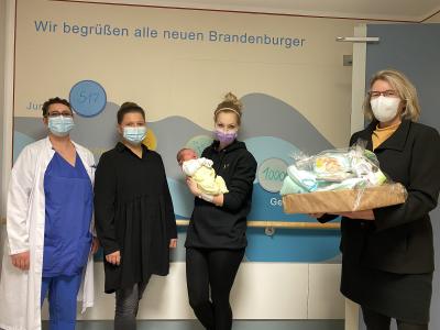 v.l.nr. Kay-Regine Schille Oberärztin im Kreißsaal, Hebamme Laura Röhlig, Mama Stephanie Mucha mit Max Henry und Andrea Stewig-Nitschke, Pflegedirektorin CTK