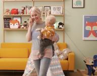 Eine junge Mutter erhält telefonischen Rat von einer Hebamme im Rahmen von Kinderheldin.