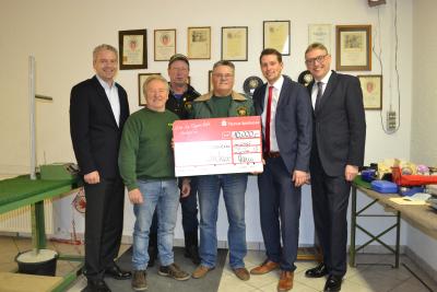 Trafen sich zur Spendenübergabe im Schützenhaus (v.l.n.r.): Landrat Michael Cyriax, Reinhold Metzler, 1. Vorsitzender der Schützen, Bernhard Staab, 2. Vorsitzender, Helmut Mühl, 1. Kassierer, Justus Weitzel, Filialleiter der Taunus Sparkasse in Flörsheim, und Markus Franz, Vorstandsmitglied der Taunus Sparkasse