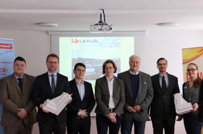 Abschlussfoto (v. l.): Geschäftsführer Semir Cajic, Wirtschaftsdezernent Dr. Jens Mischak, Managing Director Adnan Lepirica, Andrea Ortstadt (Wirtschaftsförderung), Erster Stadtrat Peter Schwan, Sales Manager Germany Frank Rother und Susen Westermann (Arbeitgeberservice im Kommunalen Jobcenter) Fotos: Gaby Richter