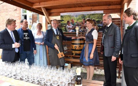 Anzapfen des Sondersuds "36 Kreisla" von links: Thomas Bareiß (Parlamentarischer Staatssekretär beim Bundesministerium für Wirtschaft und Energie und Beauftragter der Bundesregierung für Tourismus und für Mittelstand), David Hertl (Braumanufaktur Hertl), Angela Inselkammer (Präsidentin DEHOGA Bayern), Johann Kalb (Landrat Landkreis Bamberg), Sarah Jäger (11. Bayerische Bierkönigin), Dr. Lothar Ebbertz (Hauptgeschäftsführer Bayerischer Brauerbund), Dr. Thomas Geppert (Landesgeschäftsführer DEHOGA