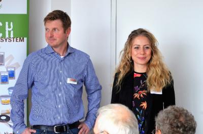 Global denken, lokal handeln! Dipl.-Ing. (FH) Anders Übelhack (links neben INTHERMO Marketing-Managerin Kerstin Kufleitner) stellte den Gästen ZÜBLIN Timber als Teil der in Stuttgart beheimateten Ed. Züblin AG vor, der im Unternehmensverbund die Holzbaukompetenz bündelt. Foto: Achim Zielke für INTHERMO, Ober-Ramstadt; www.inthermo.de