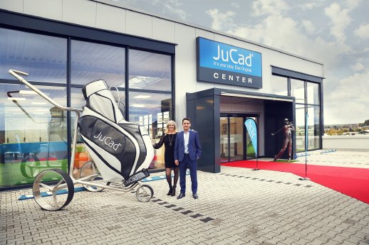JuCad_Eröffnung_JuCad Center_Kira und Jörg Jung_Geschäftsführende Gesellschafter_vor Eingang.jpg