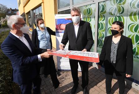 Oliver Klink, Vorstandsvorsitzender der Taunus Sparkasse (links), und Landrat Ulrich Krebs, stellvertretender Verwaltungsratsvorsitzender der Taunus Sparkasse (3.v.r.) unterzeichnen den Spendenscheck über 10.000 Euro, den sie gleich an die beiden Koordinationsfachkräfte des Kinderhospizdienstes, Diana Milke (2.v.l.) und Dr. Angela Reither-Möschter (rechts) übergeben