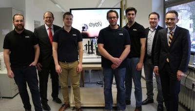 Das Gründerteam mit seinen Professoren, v.li.: Jonas Kuntze, Professor Michael Graef, Mathias Anhalt, Jens Platz, Konstantin Wachendorff, Professor Werner König, Vizepräsident Henning Kehr (Foto: Hochschule Worms)