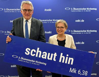 Bettina Limperg und Thomas Sternberg, Präsidentin und Präsident des 3. Ökumenischen Kirchentages 2021, präsentieren gemeinsam das Leitwort "schaut hin"
© Foto: ÖKT